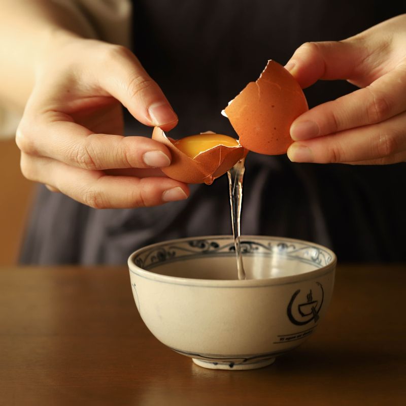 달걀은 흰자를 분리해 빠르게 저어주세요. (필요한 경우 게살을 잘게 찢어주세요)