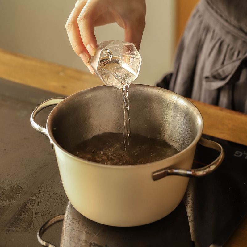 물이 끓으면 청주, 게살과 팽이버섯, 후춧가루를 넣고 중불에서 2분간 끓여주세요.