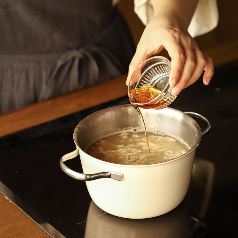 불을 끄고 참기름을 넣어 주세요. 완성된 스프를 그릇에 담아 맛있게 즐겨 주세요.
