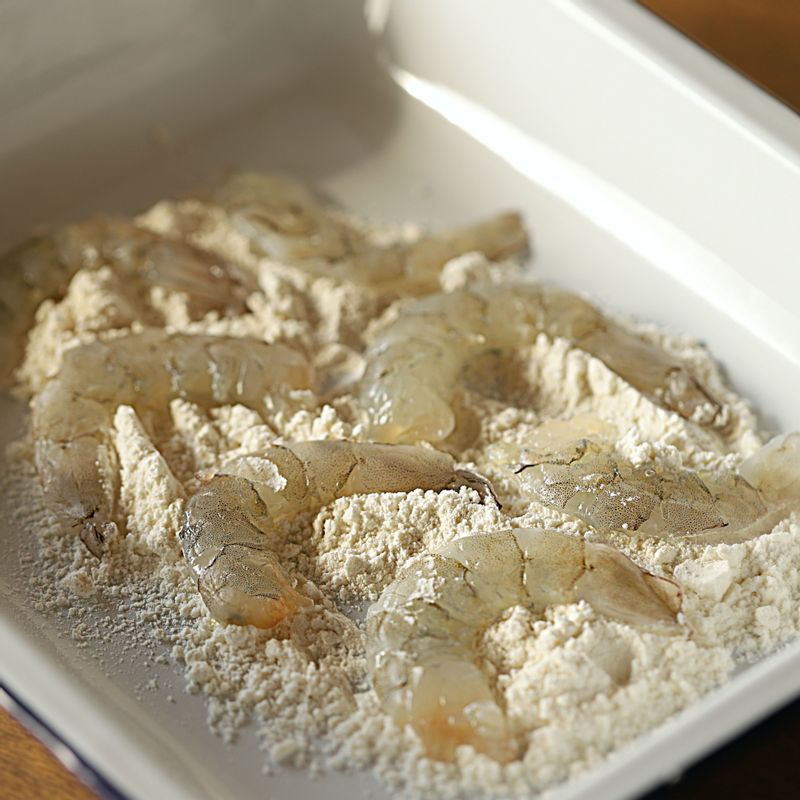 새우 한 면에 부침가루를 묻혀 주세요