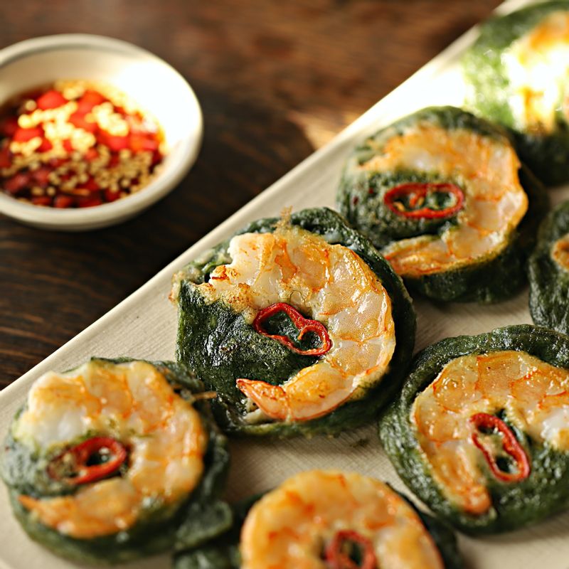 전 간장에 찍어 맛있게 즐겨주세요.