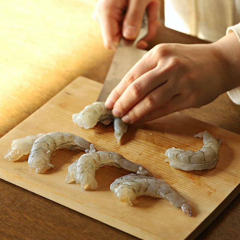 새우살은 반 갈라 포를 떠서 준비하고 홍고추는 얇게 송송 썰어주세요.