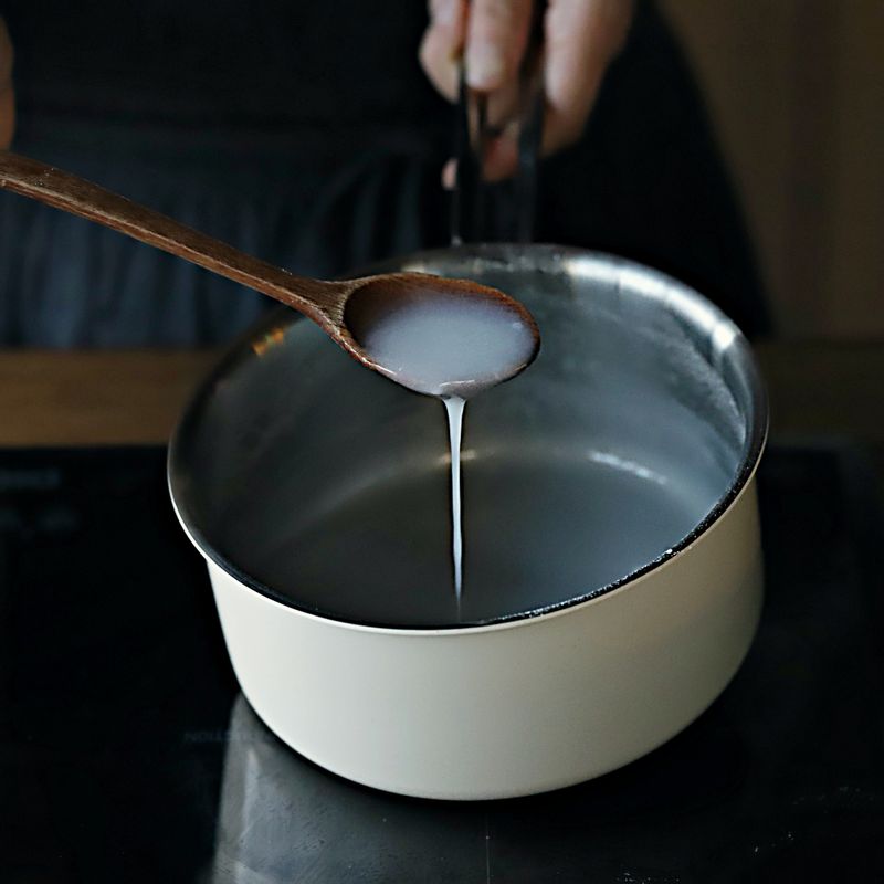 냄비에 찹쌀풀 재료를 넣고 잘 섞어준 후 중불에서 저어가며 풀고 기포가 올라오면서 농도가 나면 불을 끄고 식혀주세요.