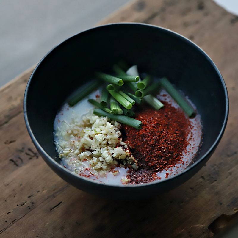 볼에 식힌 찹쌀풀과 양념 재료, 무, 실파를 넣고 고루 섞어주세요.