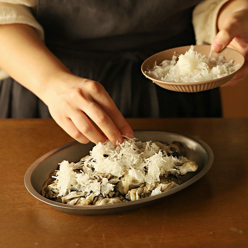 무는 반은 강판에 갈아 즙을 내고 굴을 넣은 후 무즙에 살살 버무려 가며 불순물을 씻어내고 소금물에 한번 더 흔들어 씻어 건져 내 체에 받쳐주세요.