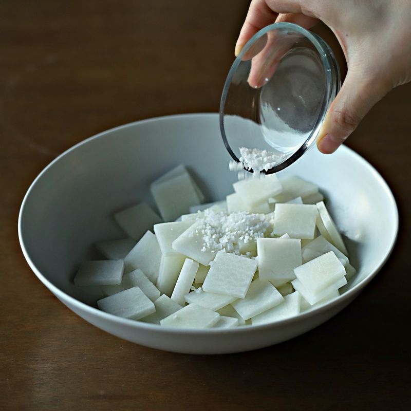 나머지 무는 나박하게 썰어 소금 1작은술을 뿌려 10분정도 절인 후 면보에 싸서 물기를 제거하고 실파는 3센치 길이로 썰어주세요.