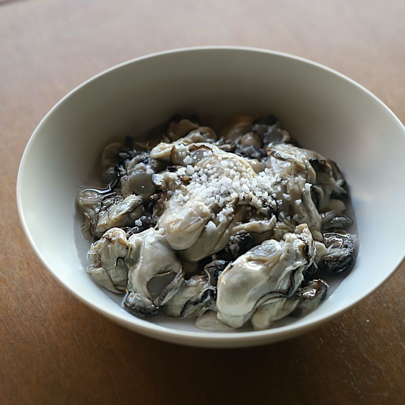 건져 낸 굴에 맛술과 소금을 뿌리고 3시간정도 체에 받쳐 물기를 빼 주세요.