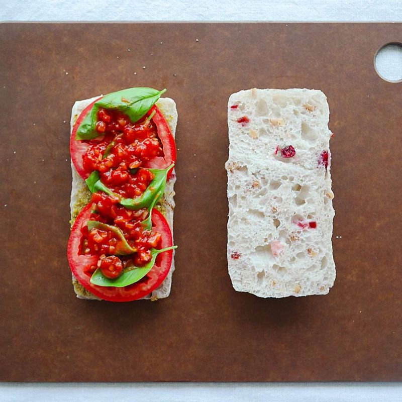 다진 양파와 토마토소스를 섞어서 얹어주세요.