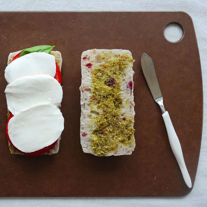 모차렐라치즈를 올린 후 나머지 빵 한쪽도 바질페스토를 발라 덮어주세요.