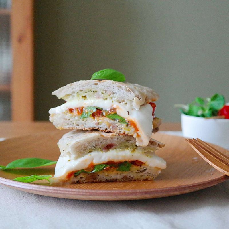 완성된 요리를 그릇에 담아 마무리하세요.