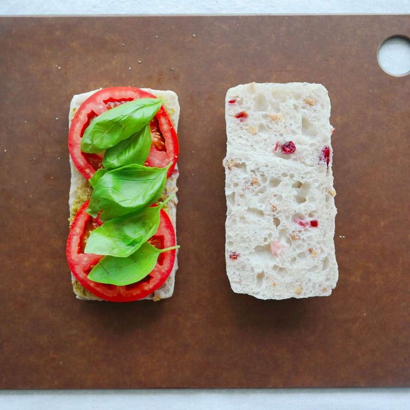 토마토 위에 바질잎을 얹어주세요.