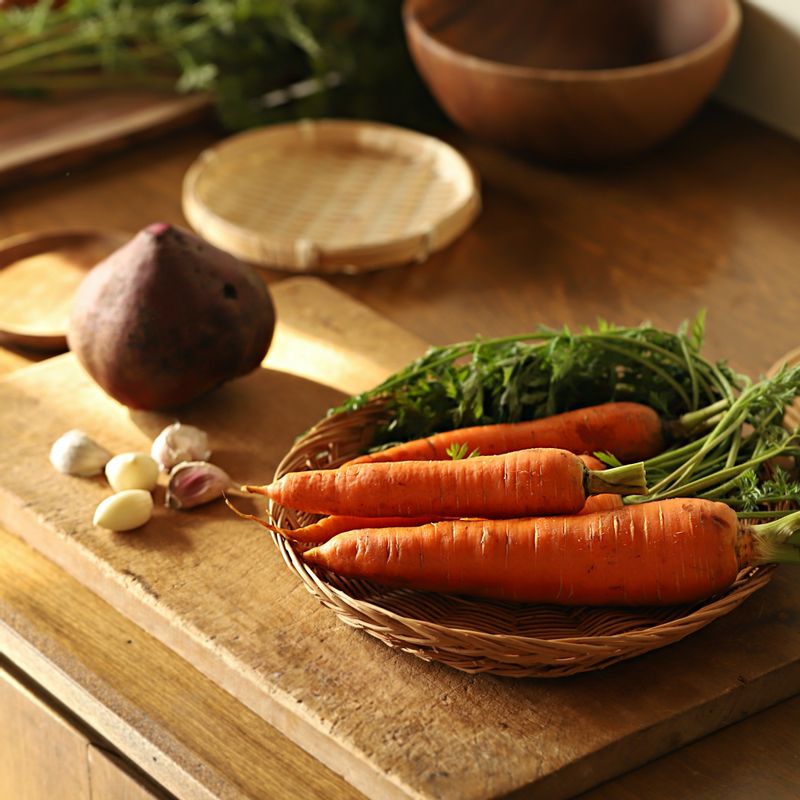 당근과 비트를 솔로 문질러 깨끗이 세척해 주세요. 마늘은 껍질을 벗겨 가볍게 물로 헹궈주세요.