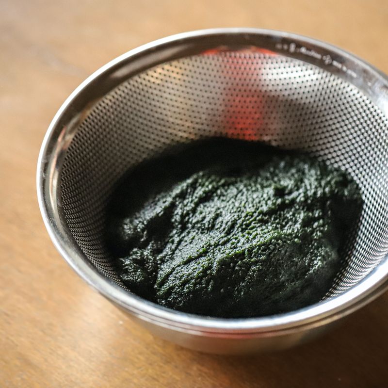 매생이는 고운 체에 받쳐 물에 여러번 헹궈 깨끗이 씻고 먹기좋게 잘라주세요.