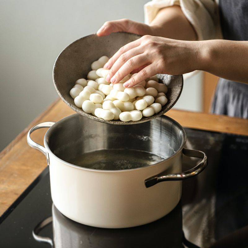 냄비에 멸치 다시마 육수를 붓고 끓어오르면 조랭이떡을 넣고 끓여주세요.