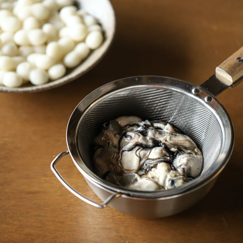 굴은 연한 소금물에 넣고 이물질을 제거하며 살살 흔들어 씻어 물기를 빼고 조랭이떡은 물에 헹궈 준비해주세요.