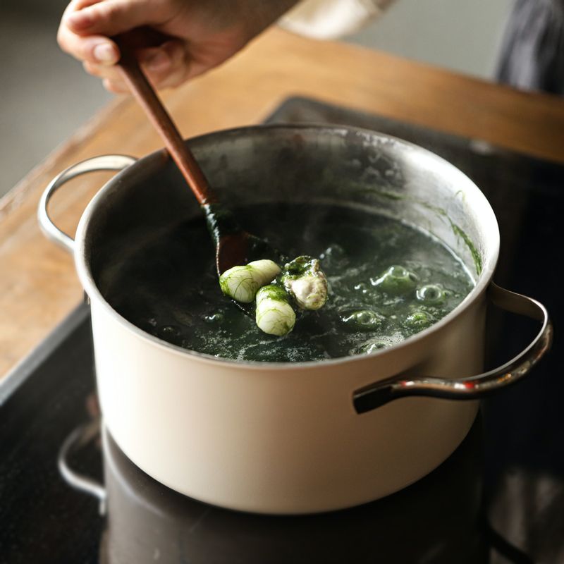 매생이를 넣고 한소끔 끓인 후 참기름 넣고 마무리해주세요.
(tip 기호에 따라 소금을 가감해서 간을 맞쳐주세요.)