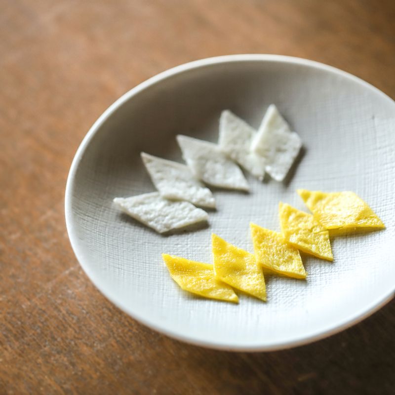 달걀은 황백 지단을 만들어 마름모 모양으로 썰어주세요.