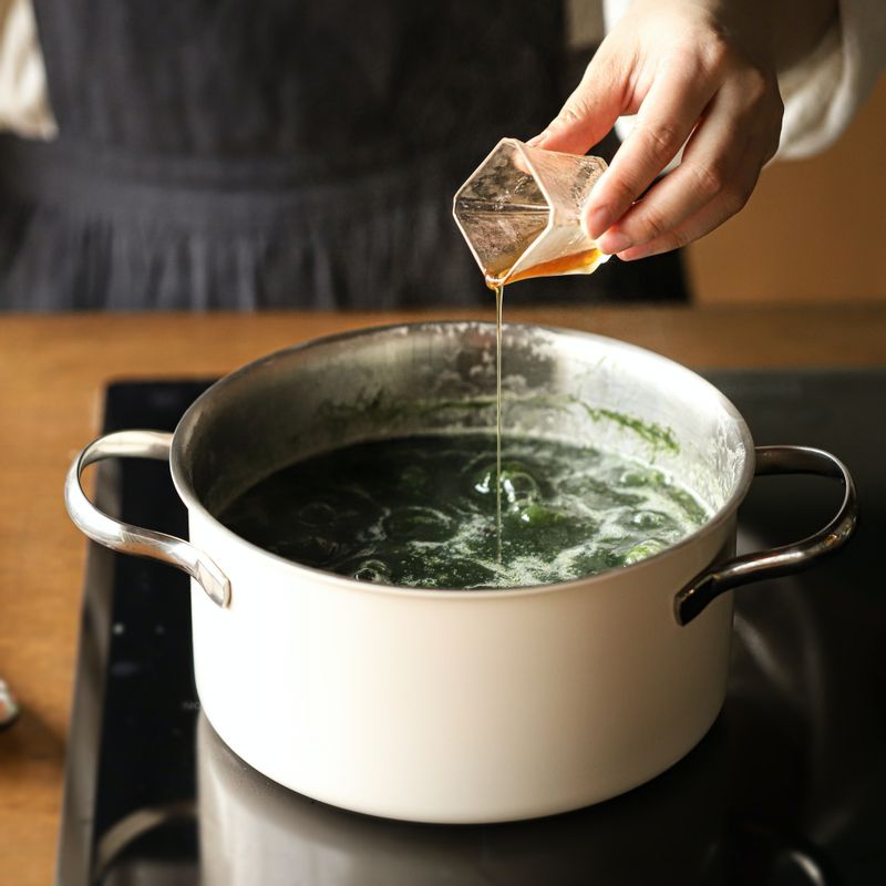 그릇에 떡국을 담고 지단을 올려 맛있게 즐겨주세요