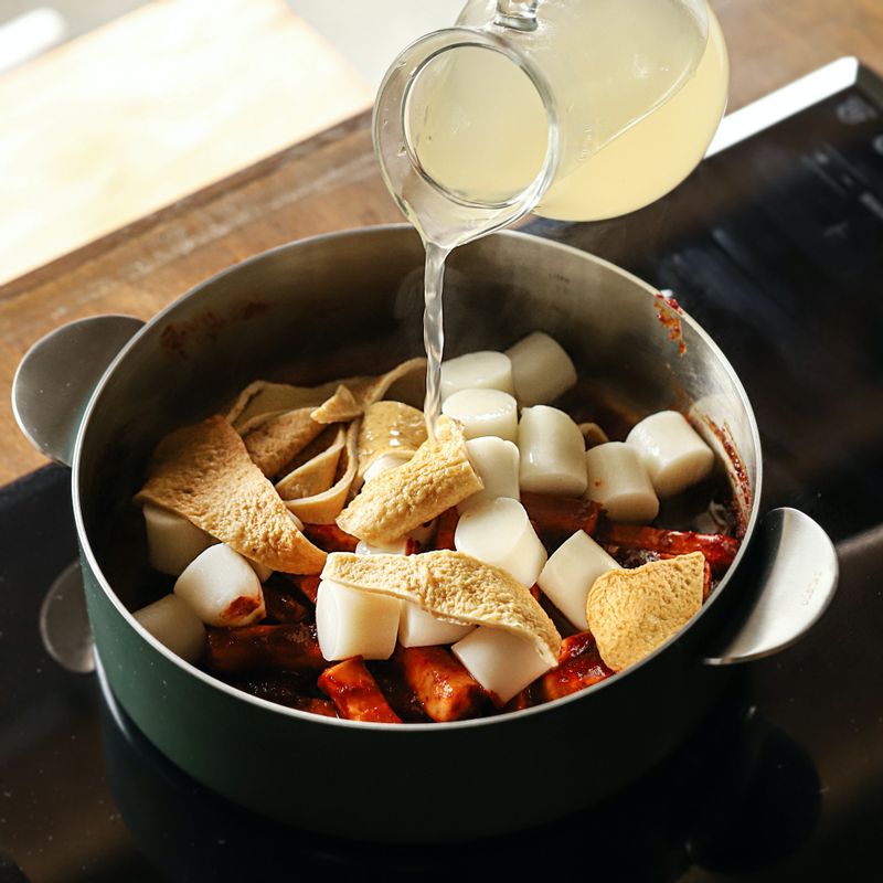 무가 익으면 가래떡과 어묵, 다시마 멸치 육수 ½컵을 넣고 양념장과 어우러지게 골고루 섞어주세요.
(tip 무에서 나온 수분이 적으면 다시마 멸치 육수를 가감해서 농도를 조절해 주세요.)