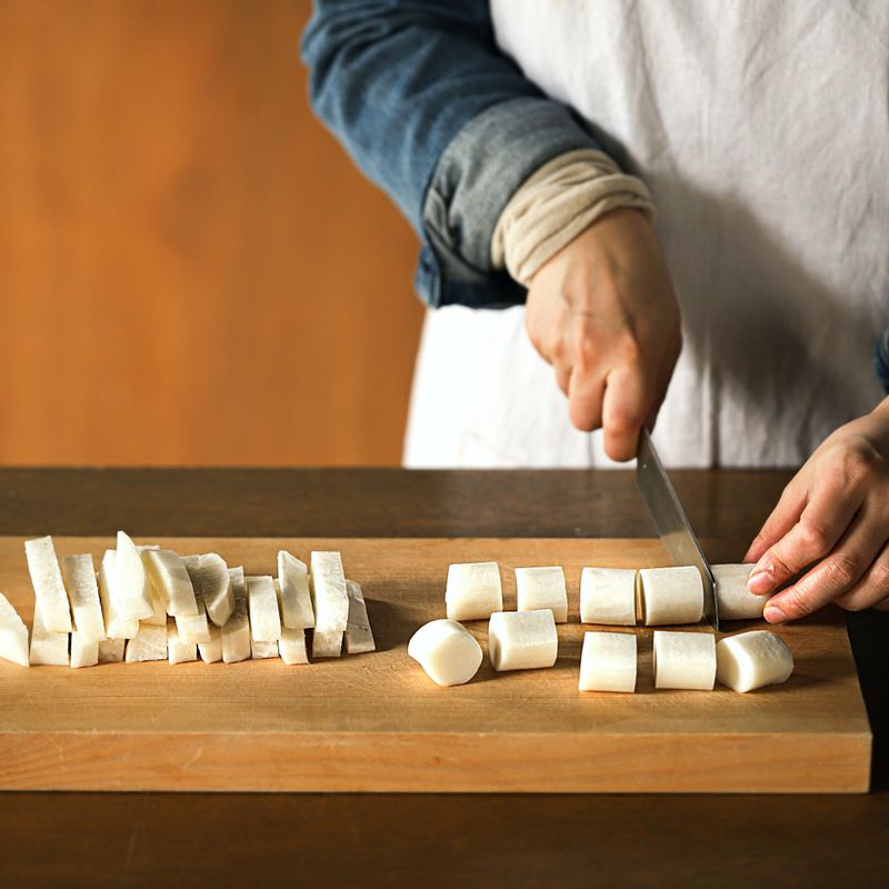 무는 손가락 굵기로 6센치 길이로 굵직하게 썰고 가래떡은 한 입크기로 먹기좋게 잘라주세요. 어묵은 길쭉한 모양으로 썰고 대파는 어슷하게 썰어주세요. 볼에 양념장재료를 넣고 고루 섞어 주세요.