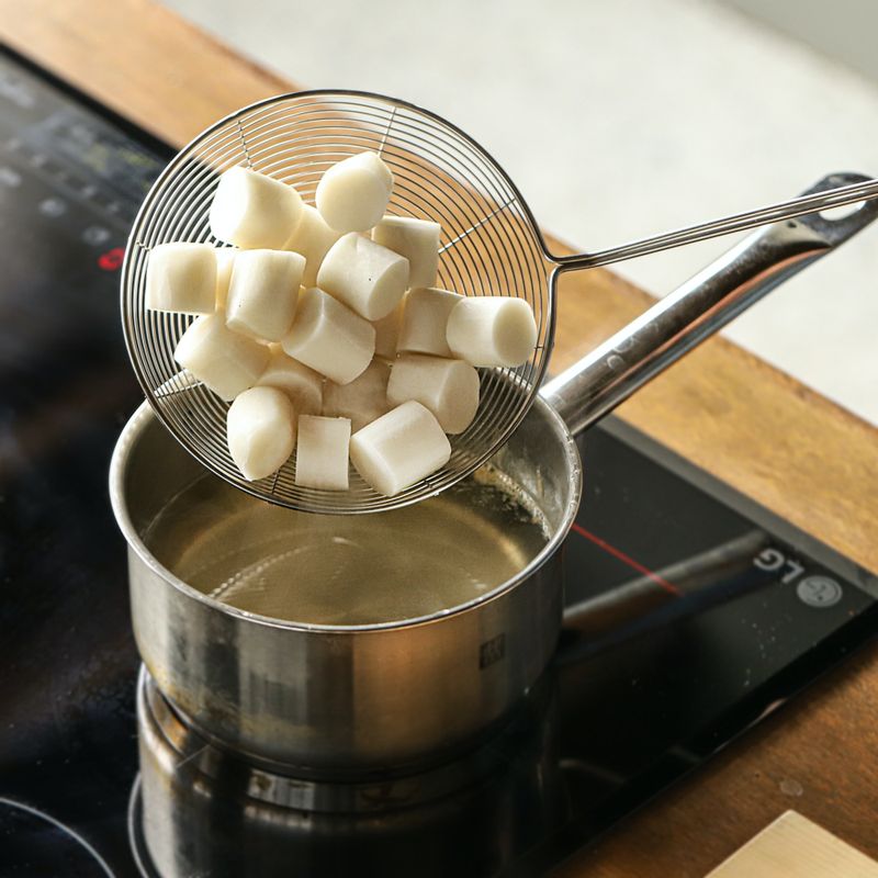 가래떡과 어묵은 끓는 다시마 멸치 육수를 넣어 살짝 데쳐 준비해주세요.