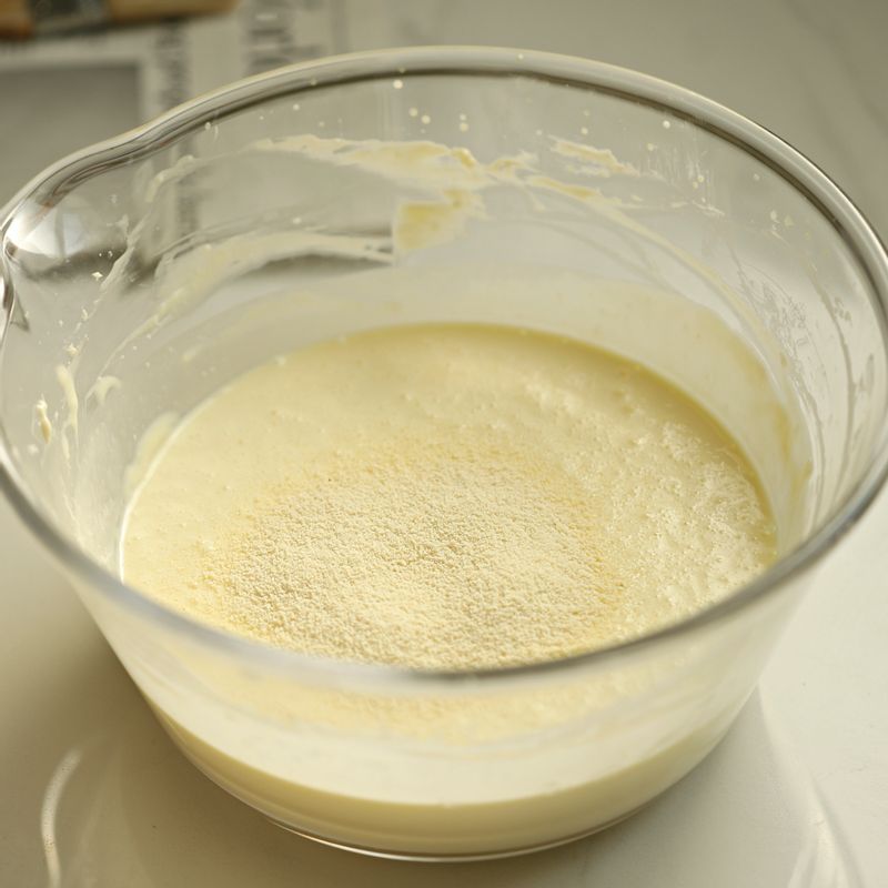 생크림과 바닐라 익스트랙, 아몬드 가루를 체에 내려 넣고 가루가 보이지 않을 정도로 충분히 주걱으로 섞어주세요.