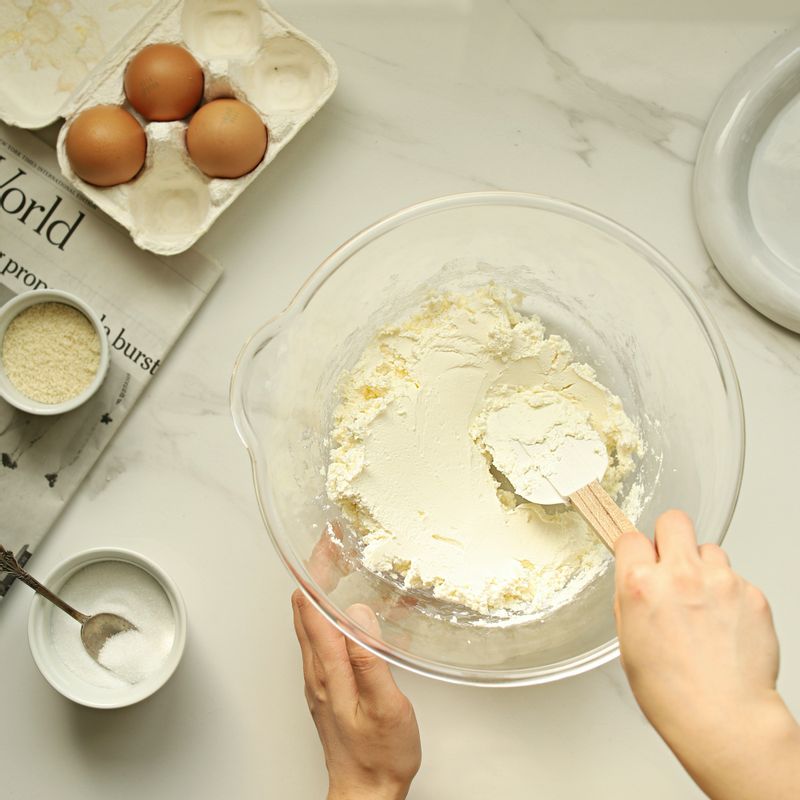 볼에 크림치즈를 넣어 주걱으로 부드럽게 풀어주세요.