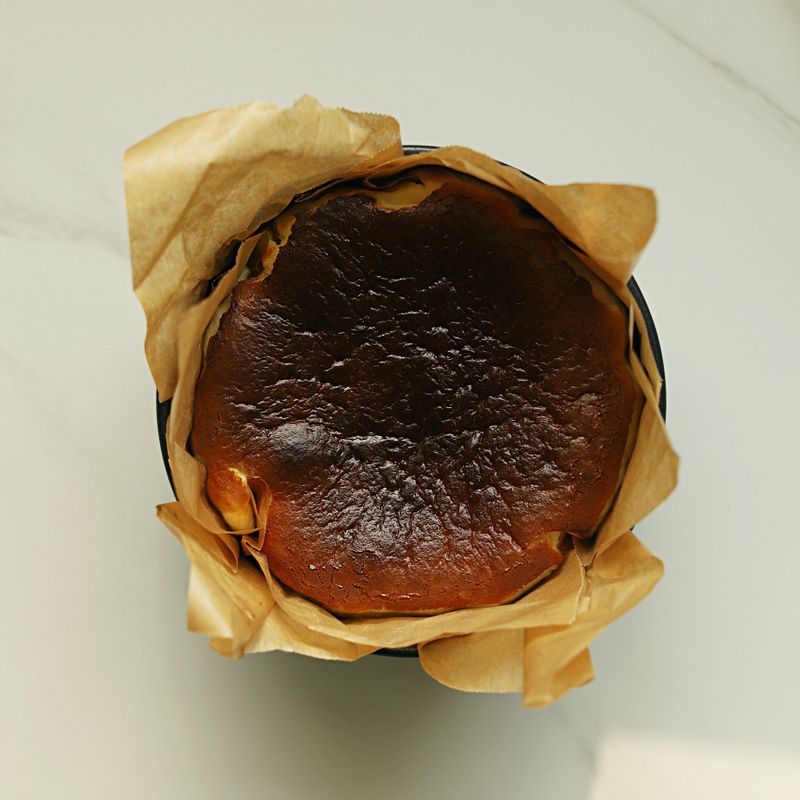 오븐에서 꺼낸 후 그대로 실온에서 충분히 식혀주세요.