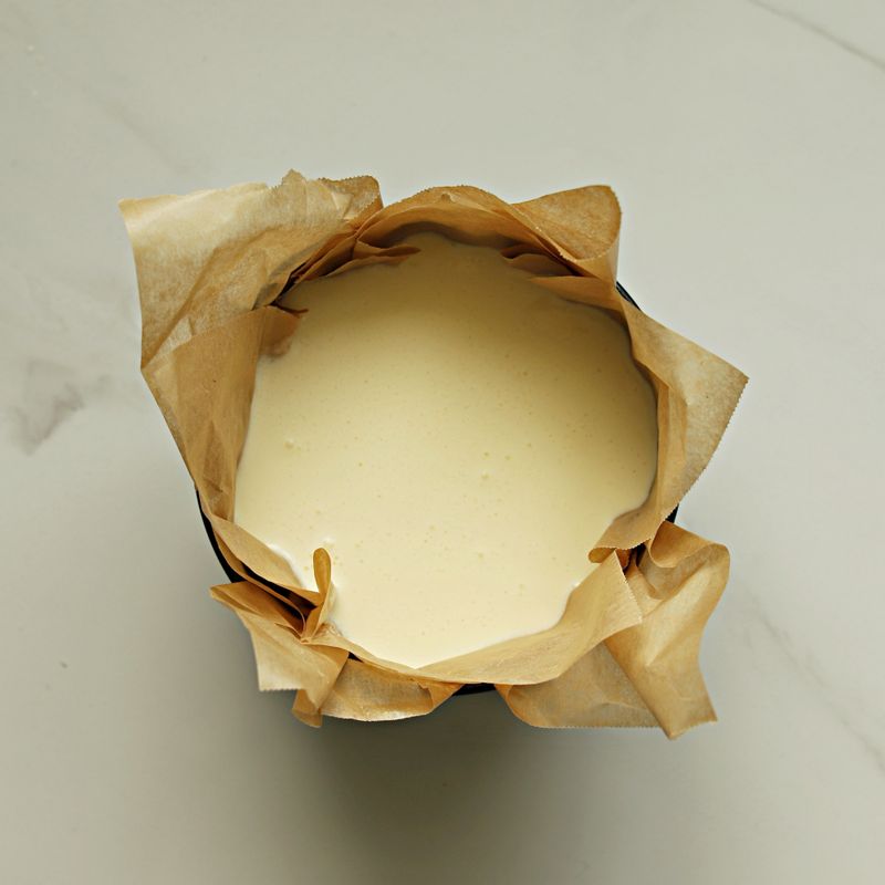 원형 틀에 종이호일을 2장 겹쳐 깔고 반죽을 부어주세요.