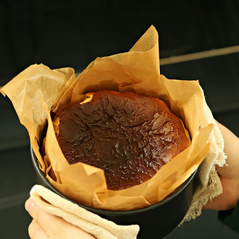 220도로 예열한 오븐에서 겉 면이 진한 갈색빛을 띌 때까지 30분간 구워주세요.
(오븐에 따라 화력이 달라 중간중간 보면서 시간을 가감해 주세요.)