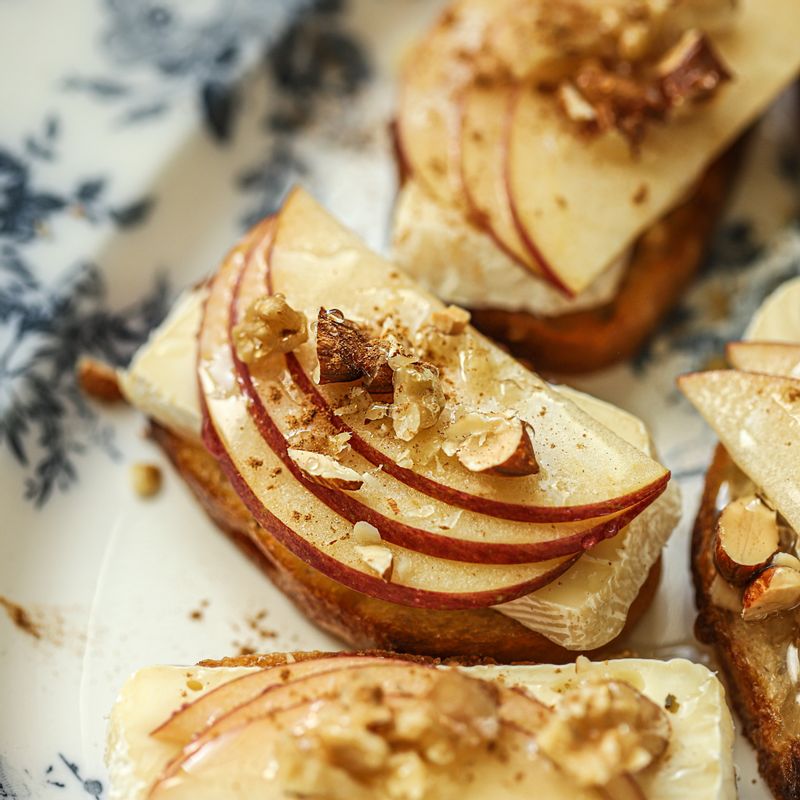 시나몬 파우더를 뿌린 후 타임을 얹어 완성해 주세요.