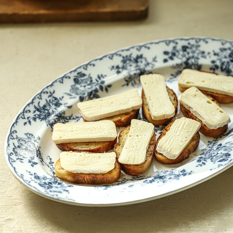 바게트에 브리치즈와 사과를 얹고, 다진 견과류, 꿀을 뿌려주세요.