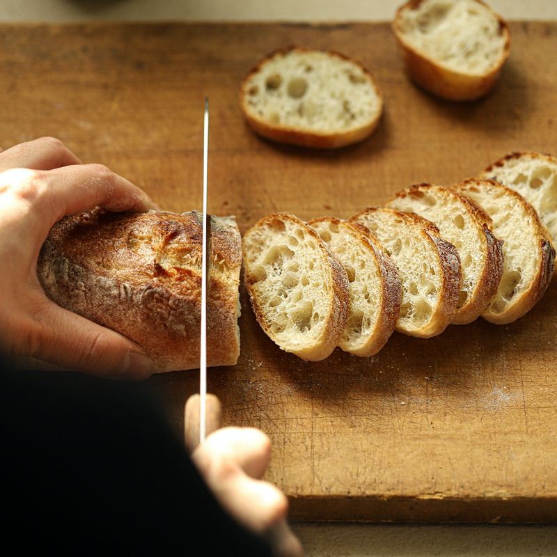 바게트는 1cm 두께로 썰어주세요.