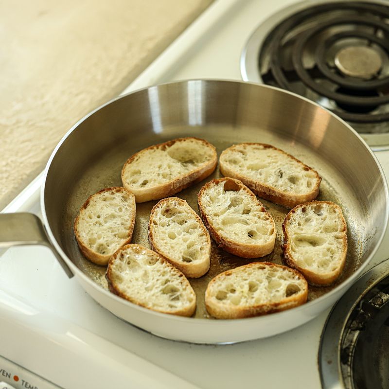 달군 팬에 버터를 두르고 바게트를 앞뒤로 노릇하게 구워주세요.