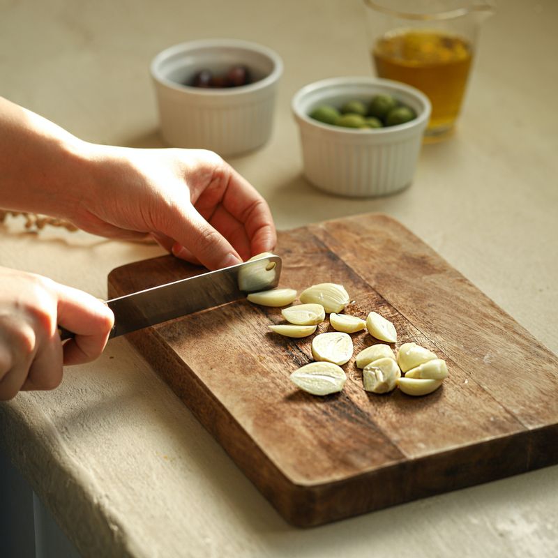 통마늘은 모양대로 반으로 잘라주세요.
