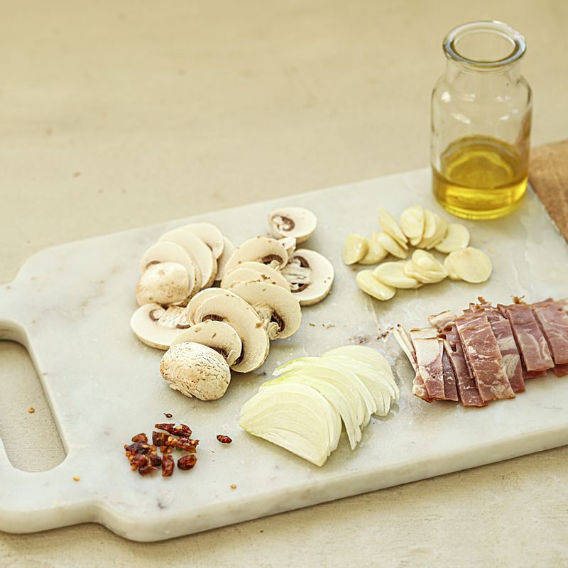 베이컨과 양송이버섯은 한 입 크기로 자르고 양파는 채를 썰어주세요. 마늘은 편으로 썰고 페페론치노는 잘게 다져주세요.