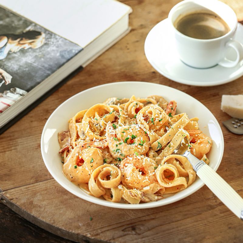 접시에 투움바 파스타를 담고 그라나파다노 치즈(또는 파르메산 치즈)를 갈아 뿌리고 파슬리가루를 뿌려 맛있게 즐겨주세요.