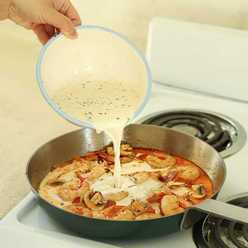 새우가 익으면 크림 소스 재료를 넣어 섞고 소스가 바글바글 끓으면 페투치네면을 넣어 소스가 면에 베이도록 볶은 후 약간의 소금, 후춧가루로 간을 맞추고 불을 꺼주세요. 
(tip 파스타의 농도는 생크림과 파르메산 치즈가루를 가감해서 조절해 주세요.)