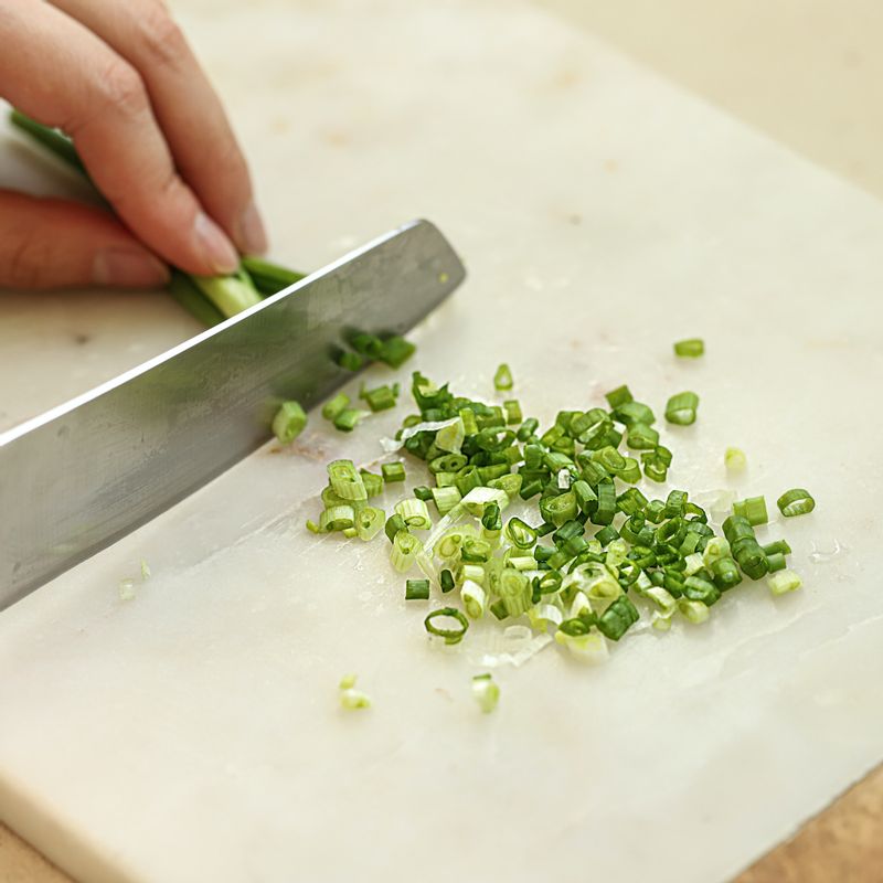 실파는 송송 썰어 크림 소스 재료와 섞어 준비해 주세요. 새우는 새우 양념 재료를 넣어 10분정도 재워주세요.