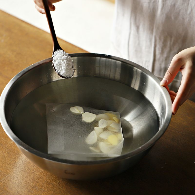 국물 재료의 마늘 편과 생강 편은 베 보자기에 넣고 국물 재료와 섞어 동치미 국물을  준비해 주세요.