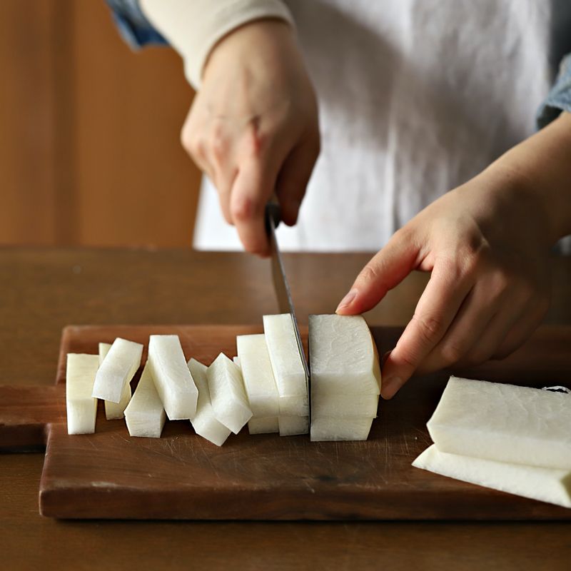 무는 5cm 길이의 손가락 굵기로 썬 후 굵은 소금과 설탕을 뿌려 30분정도 절여주세요. 
(tip 다 절여진 무는 물에 헹구지 않고 체에 받쳐 두고 나온 물은 버리지 않고 따로 준비해 주세요.)