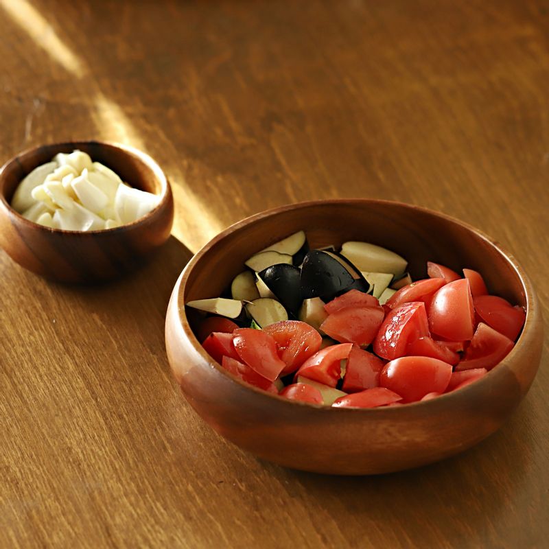 마늘과 양파는 잘게 썰고, 자투리 채소는 깍둑 썰어 주세요.