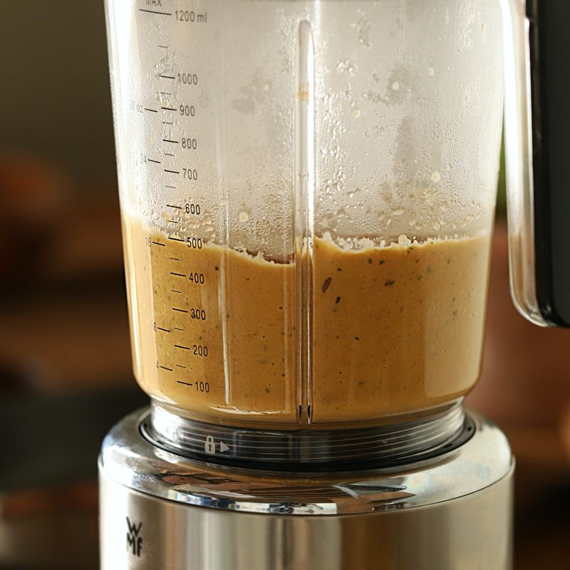 볶은 재료를 블렌더에 갈고, 코코넛 크림과 함께 끓여 주세요. 소금 1작은술과 후춧가루를 넣어 약불에서 저어가며 5분 정도 끓여주세요.