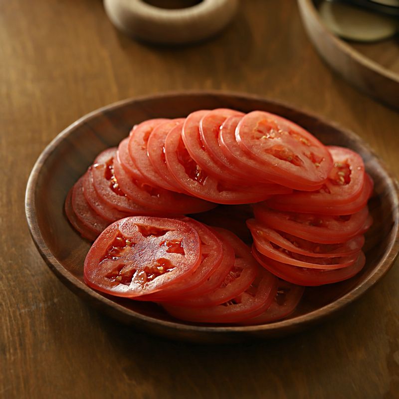 토마토와 가지, 주키니, 파프리카는 2mm 두께로 얇게 썰어주세요.
(tip. 단면이 너무 작은 채소 자투리는 모아두세요. 파프리카가 크다면 반으로 잘라 사용해 주세요)