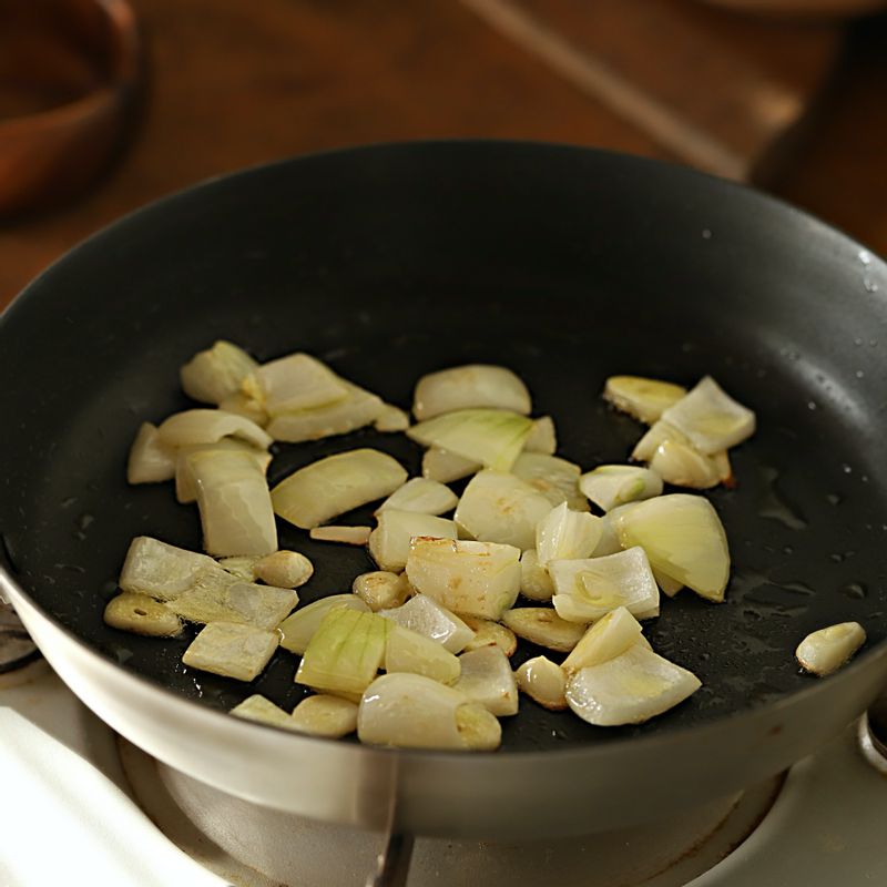 팬에 올리브오일 2 큰술을 두르고 마늘과 양파를 볶다가 다진 채소와 로즈마리 를 넣어 채소가 뭉근하게 익을때 까지 볶아주세요.