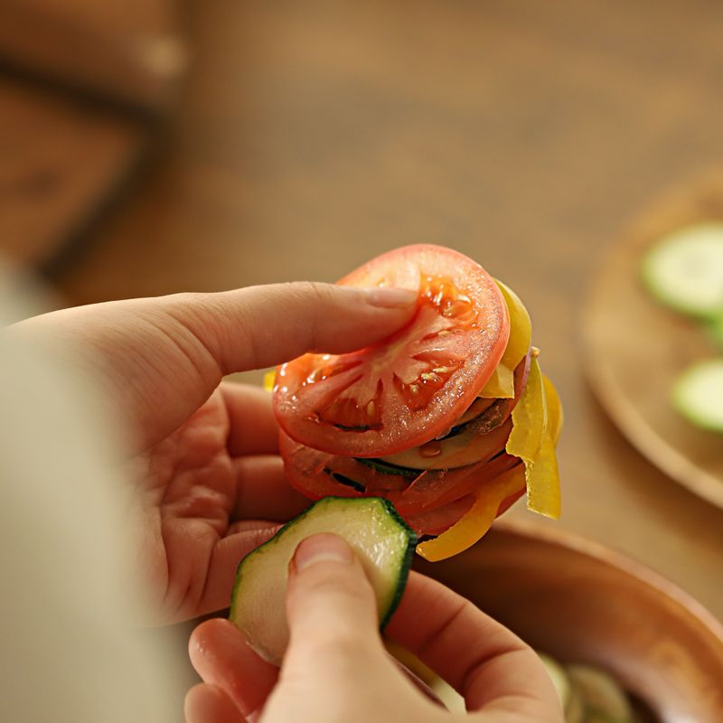 얇게 썰어둔 가지와 주키니, 토마토, 피망을 겹쳐 준비해 주세요.