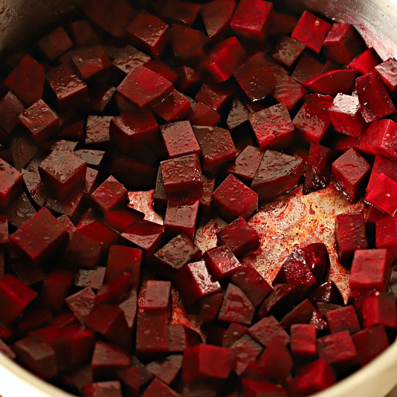 냄비에 올리브오일을 두르고 비트를 넣어주세요. 소금, 후춧가루를 넣고 중불에서 5분 정도 볶아주세요.