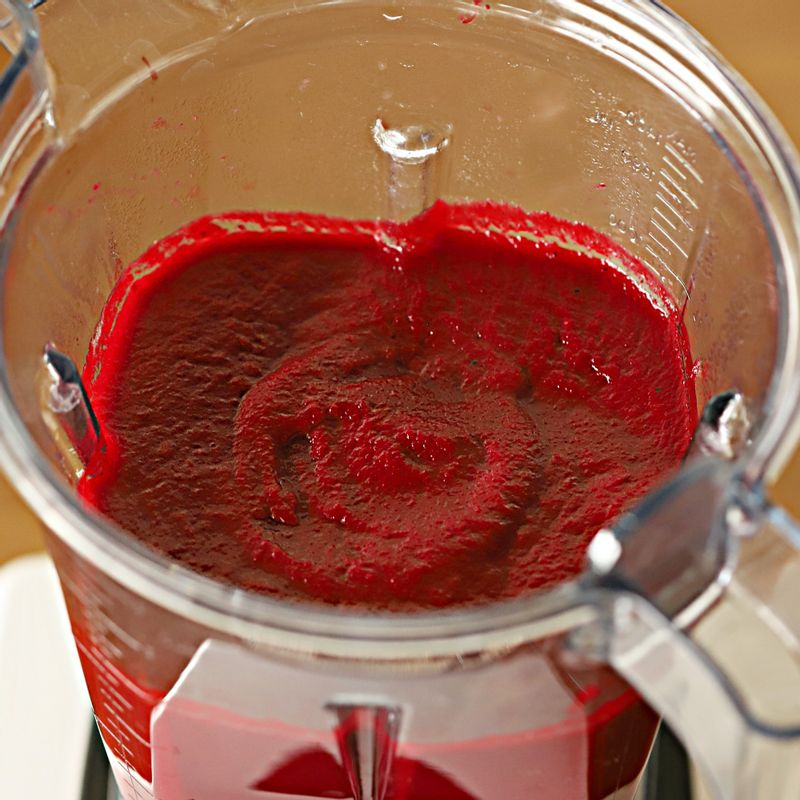 채수를 넣고 뚜껑을 닫아 비트가 뭉근하게 익도록 15분 정도 끓여주세요. 다 익은 비트를 믹서에 넣고 1분간 곱게 갈아주세요.
(tip. 수프의 농도는 채수를 가감하여 취향에 맞게 조절해 주세요)