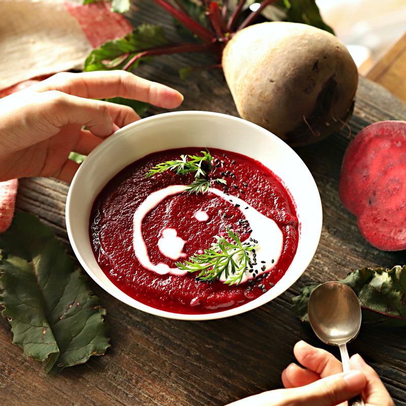 완성된 비트수프를 그릇에 담아 검은깨, 식물성 요거트 등을 취향에 맞게 곁들여 즐겨주세요.