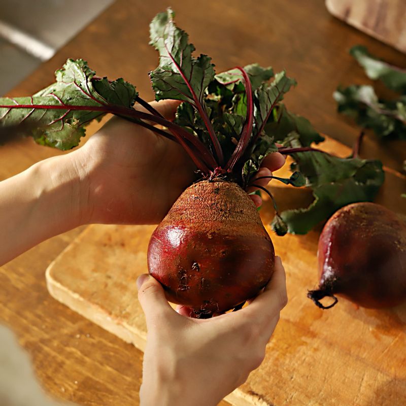 비트수프을 위한 재료 이미지로 비트,채수,올리브오일,소금,후춧가루 등으로 구성 되어있습니다.